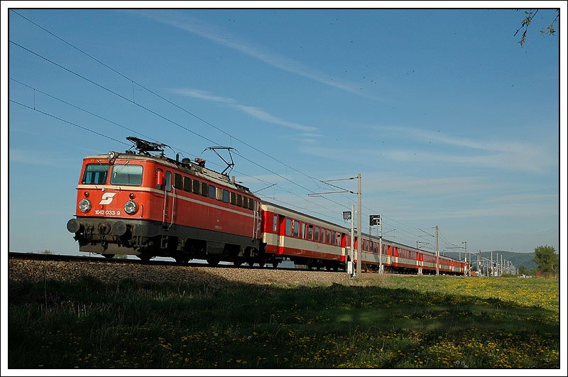 Plannonstalgie auf der Franz Josefs Bahn. 1042 033-9 mit dem R 2166 von Wien FJB nach Sigmundsherberg, aufgenommen am 16.4.2007 zwischen Zeiselmauer und Muckendorf.