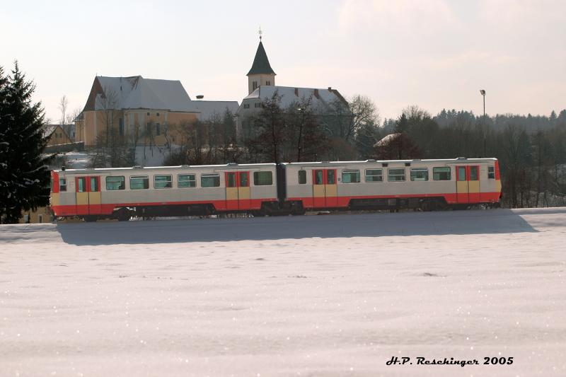 Planverkehr auf der GKB - eine VT 70 Garnitur fhrt am 24.2.2005 geraden in die Haltestelle St. Peter im Sulmtal ein