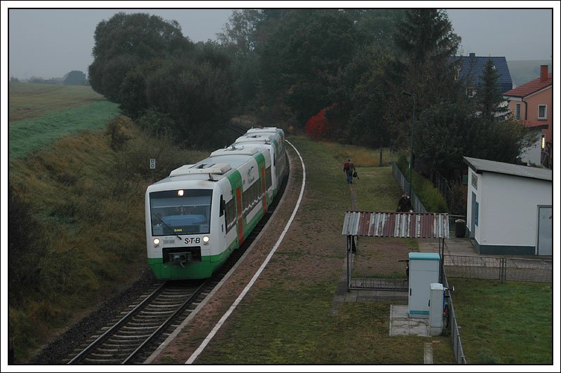 Planverkehr auf der KSB 575. Regioshuttle der BR 650 der Sd-Thringen-Bahn GmbH (STB), als VT 113 bezeichnet, am 12.10.2007 als 82910 von Eisenach ber Meiningen nach Eisfeld unterwegs, beim Halt in Ettenhausen.