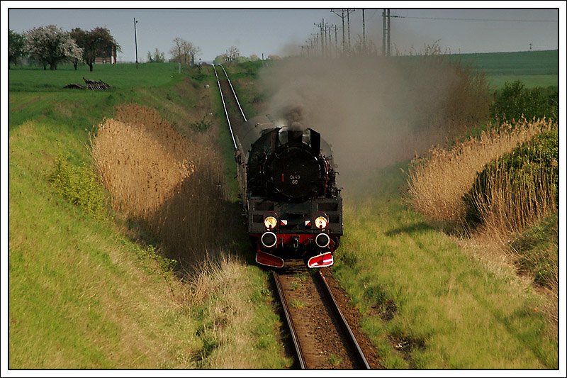 Planzug 79327 von Leszno nach Wolsztyn war am 2.5.2008 mit Ol49-69 bespannt. Die Aufnahme entstand kurz vor Wolsztyn an der Stelle, wo die Strecke nach Poznan die Strecke nach Leszno ber eine Brcke quert. Sie wurde 1949 in der Lokfabrik Chrzanow gebaut. Ol49-69 ist sehr hufig im Planeinsatz zwischen Wolsztyn und Poznan, bzw. zwischen Wolsztyn und Leszno anzutreffen. Neben Ol49-69 ist in Wolstyn auch noch Ol49-7 betriebsfhig.