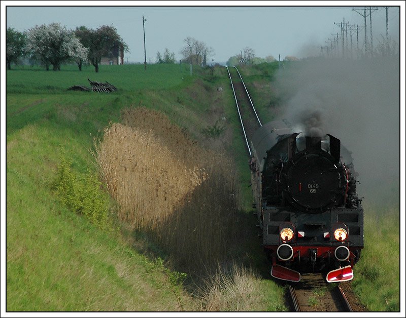 Planzug 79327 von Leszno nach Wolsztyn war am 2.5.2008 mit Ol49-69 bespannt. Die Aufnahme entstand kurz vor Wolsztyn an der Stelle, wo die Strecke nach Poznan die Strecke nach Leszno ber eine Brcke quert. Sie wurde 1949 in der Lokfabrik Chrzanow gebaut. Ol49-69 ist sehr hufig im Planeinsatz zwischen Wolsztyn und Poznan, bzw. zwischen Wolsztyn und Leszno anzutreffen. Neben Ol49-69 ist in Wolstyn auch noch Ol49-7 betriebsfhig.
