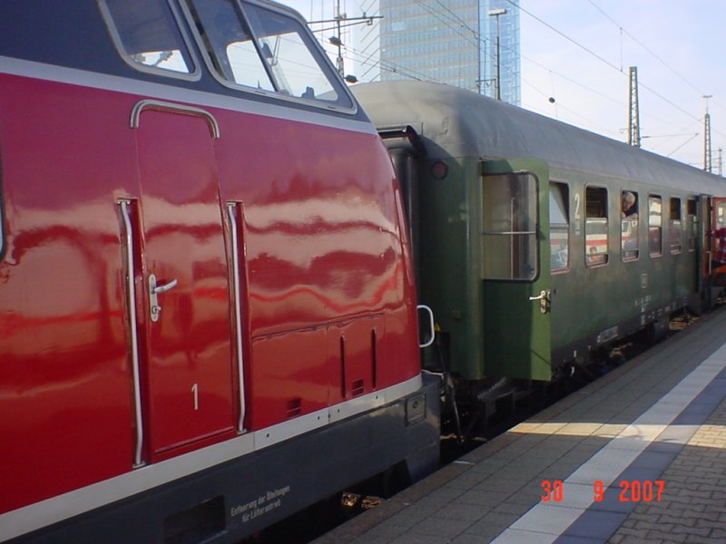 Planzug mit historischen Waggon
- gezogen von V 200 033 - im HBF-Mannheim
