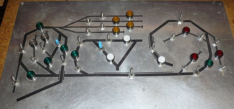 Platte 3: Ein- bzw. Ausfahrten zur oberen Variante des inneren Kreises sind die weien Tasten, in der Mitte mit Gleisdreieck, auch eine Wendemglichkeit. Die Wendeschleife links hat hier grne Tasten, die Auffahrt zum Industriegebiet ebenfalls, darber, nur mit Schalter, die Abzweigung zum Abstellbahnhof obere Ebene, die Abzweigweiche wird bei der Wahl des Abstellgleises gestellt. Abstellgleise sind hier klar, gelb und rot.