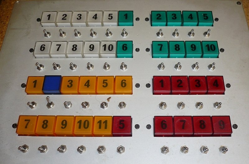 Platte 4: Abstellgleise (Schattenbahnhof) wei und grn obere Ebene, gelb und rot untere Ebene, blau fhrt erst seit einigen Tagen ber eine Neubaustrecke vom Talbahnhof  Neufen  zum Industriegebiet. Die Tasten haben 4 Kontakte, das reichte fr die meisten Gleise nicht, denn es mssen bis zu 15 Magnete pro Gleis angesteuert werden, deswegen wurde die Kontaktzahl mit Relais erhht.