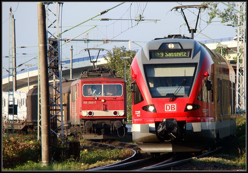 Platz da - Hier kommt ein Flirt. Im Hintergrund wartet 155 060-7 mit -45504- auf freie Faurt �ber die Ziegelgrabenbr�cke.  Stralsund am 16.09.09 