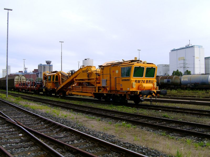 Plesser und Theurer RM 74 BRU auf Hilfsdrehgestellen fertig zur Verschiffung nach Vietnam f�r die Vietnam Railways. Die original Drehgestelle befinden sich auf einem Flachwagen dahinter. Aufgenommen am 31.08.2009 im Hamburger Hafenbahnhof Hohe Schaar.