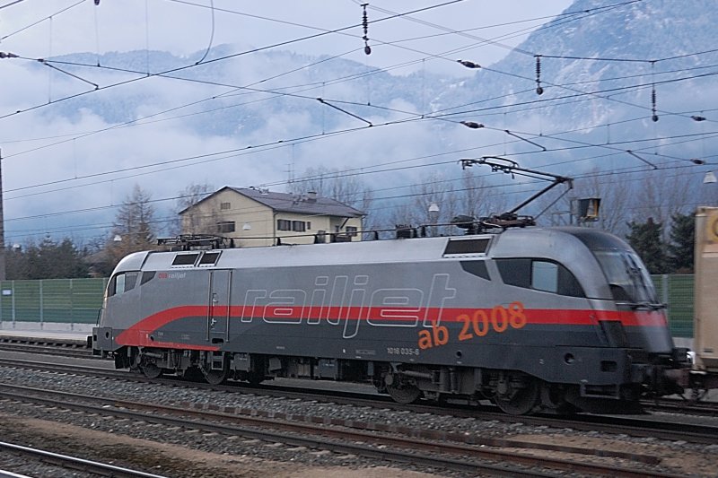 Pltzlich lag eine ganz seltsame Lichtstimmung ber Brixlegg und dem Railjet-Prototyp 1016 036-6. Oben am Berg schneite es schon und unten pfiff der Wind die Wrme aus den Knochen. (Dez. 2008).