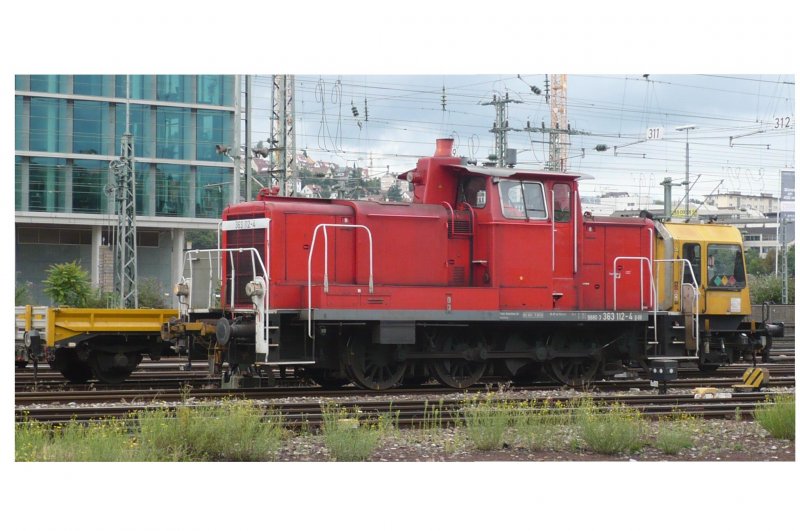 Pltzlich tauchte die 363 112-4 auf und wartete eine ganze Weile, bis sie die Freigabe erhielt, einen hier, in Stuttgart, endeten IC aus dem Hbf zu schieben. Davor befand sich die 101  ARD Buffet Lok  hinterm Haken des IC.
(Hinter der 363 ist dann noch ein weiteres Bahntechnisches Gefhrt zu erkennen).
(18.07.09)