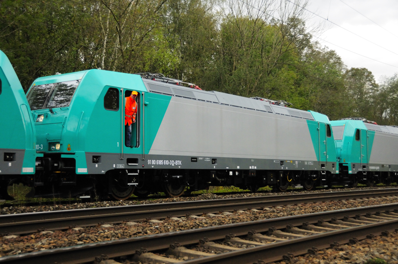 Pltzlich ging an 185 610-3 eine Tr auf und in ihrem Rahmen tauchte ein Mitarbeiter auf. Fr Interessierte: Alle Loks gehren Angel Trains und sind Neubauloks, die noch nie im Betrieb waren. Da die Auftragslage zur Zeit nicht rosig ist, entschlo man sich diese geballte Power bis auf weiteres zu konservieren. Sollten Loks bentigt werden, kann man diese dem Lokzug entnehmen und dem Kunden zur Verfgung stellen.