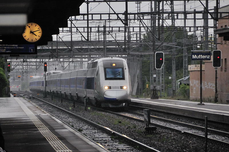 Plus zwei fr den TGV in Doppeltraktion von Basel SBB nach Zrich. Das Wetter legte nochmal zu und zeigte sich von seiner  schnsten  Seite... (Muttenz, 10.08.09). edit 24.08.09