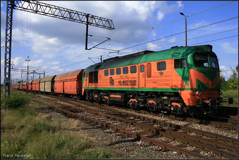 PM M62-1841 mit Schttgut im Gegenlicht. Das Bild ist nicht schief, wegen der Brennweite kommt es zu strzenden Linien was den Mast schief darstellt (Kostrzyn, 06.08.2009)
