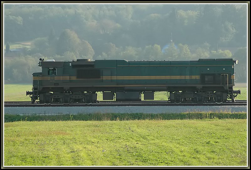 Pofilaufnahme bei Gegenlicht der 664-112, die am 12.10.2006 gerade den Greznbahnhof zu Ungarn, Hodos, mit einem Gterzug erreichte. In weiterer Folge wird sie spter einen Gterzug von Hodos nach Pragersko bespannen. (2 Bilder von diesem besagten Zug gibt es hier schon zu sehen)