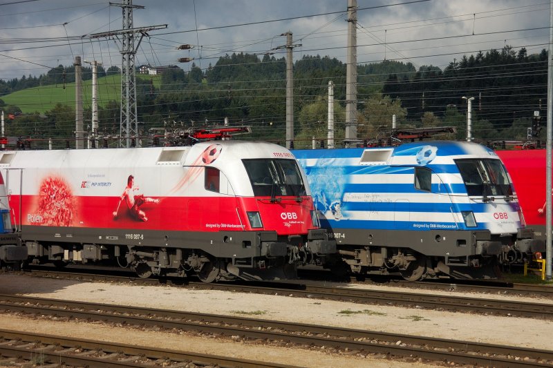 Polen und Griechenland vertraut nebeneinander... im Karwendelgebirge hngen noch die letzten Wolken der Niederschlagsnacht. (Wrgl, 09:48 Uhr, 24.08.2008)