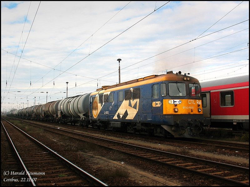 Polnische Diesellok ST43-R012 fhrt fr CTL-Rail Hamburg einen Kesselwagenzug, hier in Cottbus Gbf, 22.11.07. 