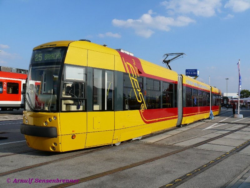 Polnische Straenbahn vom Typ 118N  PUMA , Niederflur-Anteil:67%, Normalspurig. 
Dies ist ein Prototyp einer eher klassisch gestalteten Tram des Herstellers Cegielski-FSP (Poznan).

28.09.2008 INNOTRANS Berlin
