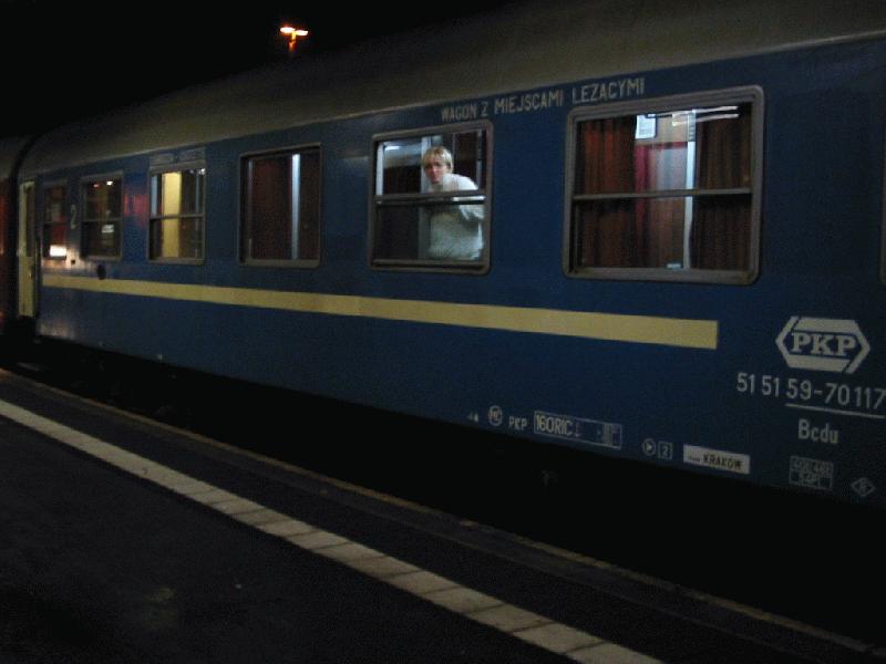 Polnischer Schlafwagen der PKP am 23.11.02 in Cottbus, er ist immer der erste Wagen hinter der Lok im D 449 Potsdam Hbf-Krakow Glowny.die Frau fand es bestimmt ganz interesant also ich sie und den Wagen fotografierte ;-))
