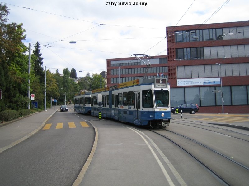 Pony 2057 am 9.9.07 in Zrich, Platte. Der Ponyzug mit dem ''Pferd'' 2057 ist der einzige, der auf der ganzen Lnge die gleiche Werbung trgt, nhmlich diejenige des lokalen Radiosenders ''Radio 24''.