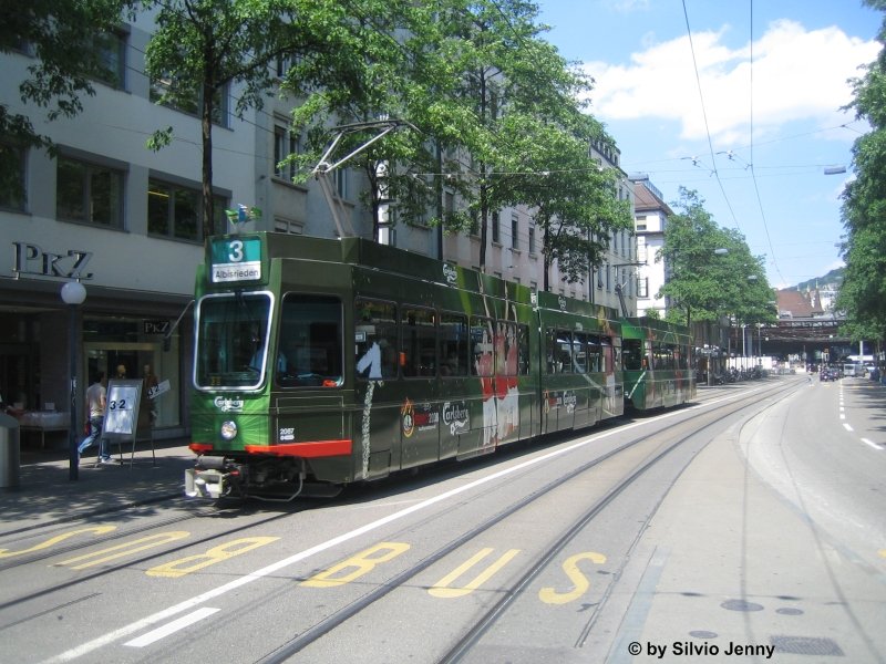 Pony 2087+2428 ''Carlsberg'' am 20.6.08 am Lwenplatz. Obwohl die Spiele der Euro08 im Letigrund vorbei sind, fahren die Fussball-Fahrzeuge der VBZ weiterhin munter durch Zrichs Strassen...