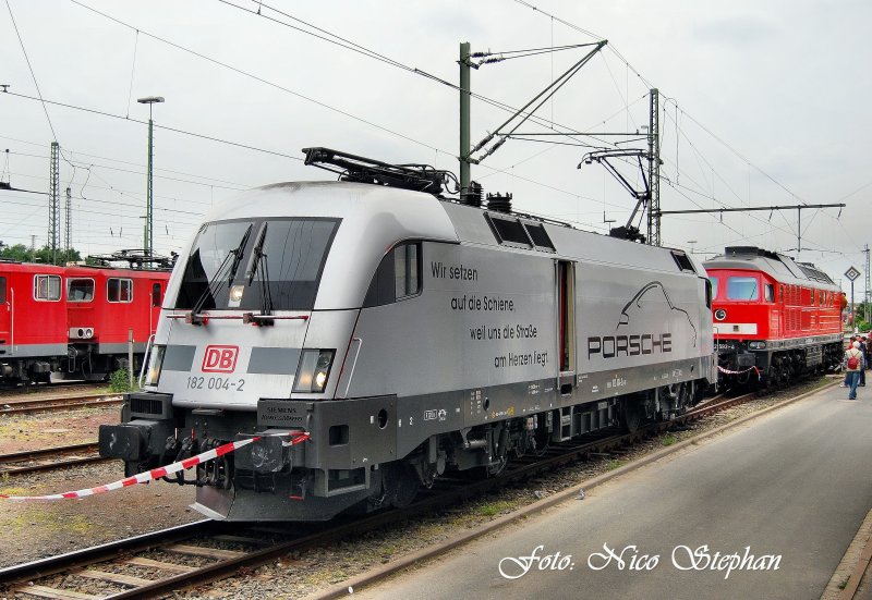 Porsche-Lok 182 004-2 ausgestellt,whrend des Jubilums 100 Jahre Rbf. Seelze (08.05.09)