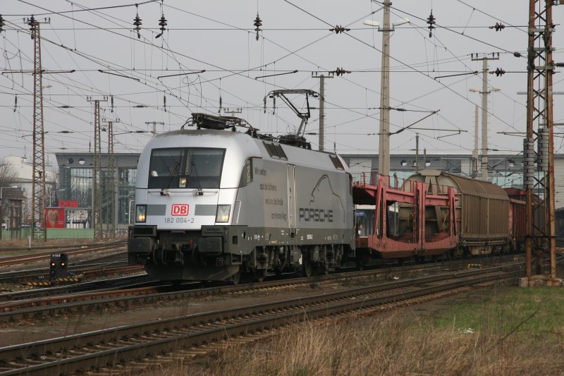 Porsche Lok DB 102 004 bei der Durchfahrt im Bahnhof Wels am 24. Februar 2007
