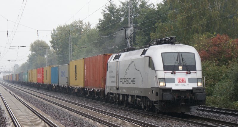  Porsche Taurus  182 004-2 fuhr an einem nass/kalten 10.10.2009 mit einem Containerzug am Haken,durch den S-Bahnhof Dedensen/Gmmer in Richtung Bremen.