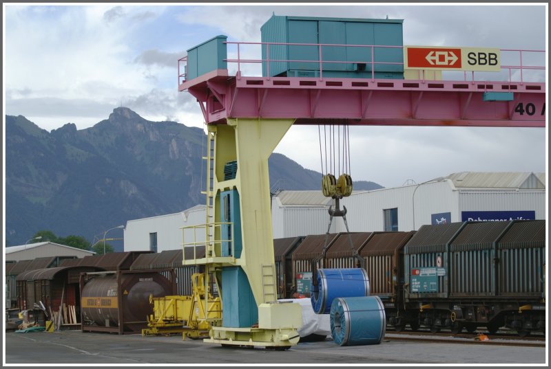 Portalkran in Buchs SG zum Umlad von schweren Gtern, wie z.B.Coils. Im Hintergrund der Hohe Kasten im Appenzeller Alpstein. 10.07.2007