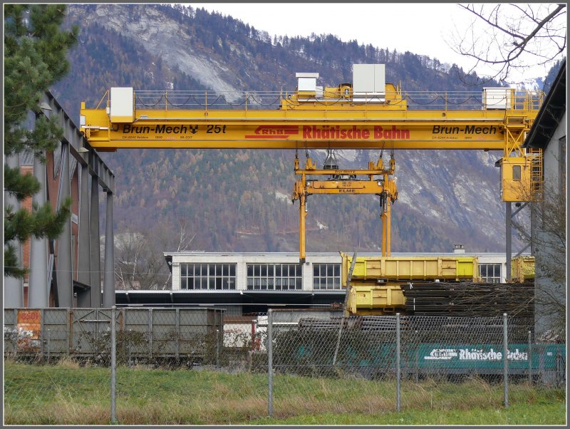 Portalkran der RhB zum Umlad von Containern. Landquart 21.11.2007