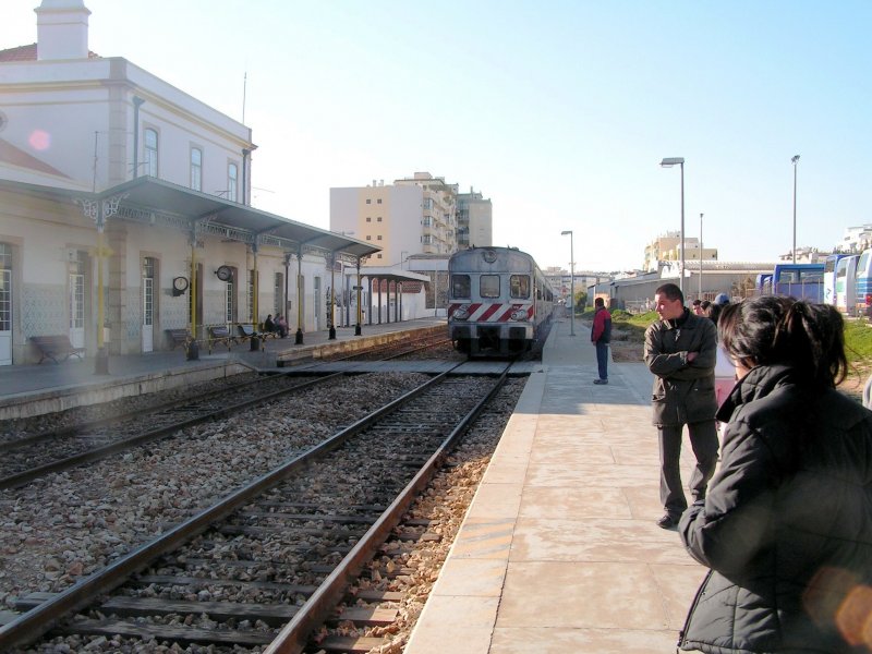 PORTIMÃO (Distrikt Faro), 02.02.2005, ein Triebzug BR 0600 von Lagos nach Faro bei der Einfahrt in den Bahnhof Portimão