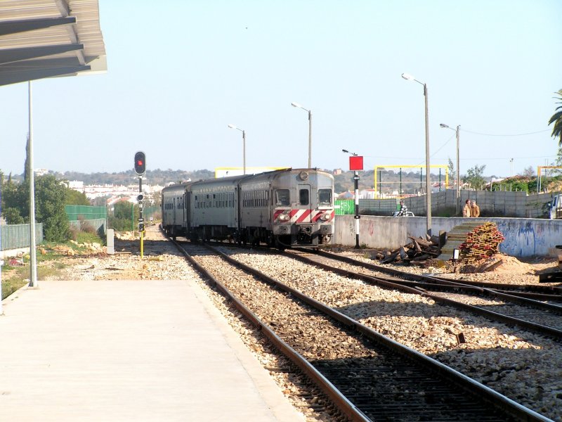 PORTIMÃO (Distrikt Faro), 02.02.2005, ein Triebzug BR 0600 von Faro nach Lagos bei der Einfahrt in den Bahnhof Portimão