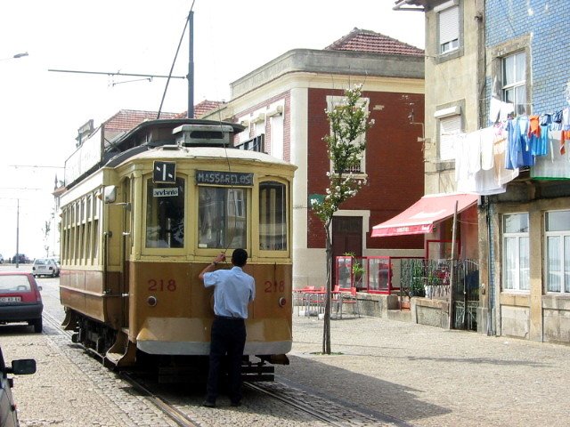 Porto, die pittoreske Endstation Passeio Alegre. Der Wagenf�hrer von Nr. 218 legt gerade den Trolley um; er l�st hier die Fixierung des Trolleys, geht mit diesem um den Wagen herum und befestigt ihn wieder am anderen Wagenende f�r die R�ckfahrt. 8.September 2006.