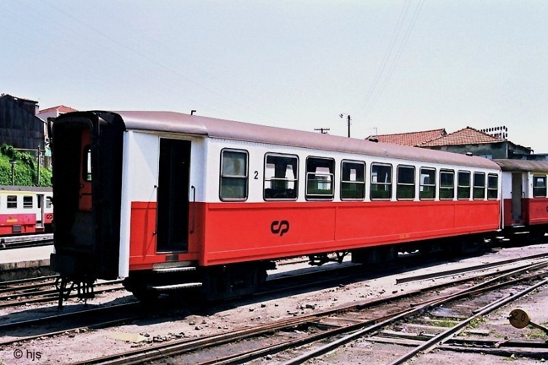Porto Trindade 14. Mai 1988. Der Wagen entstammt einer Serie von siebzehn Ganzstahlwagen, die Oficine Meridiolane SA in Neapel 1931/32 fr die Meterspurstrecken von Porto geliefert hat.
