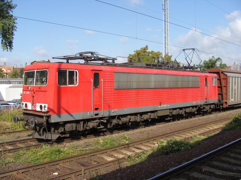 Portrait der 155 096-1 im Bahnhof Magdeburg-Buckau. Diese Lok besitzt noch die schnen alten Scherenstromabnehmer. Fotografiert am 18.08.2009