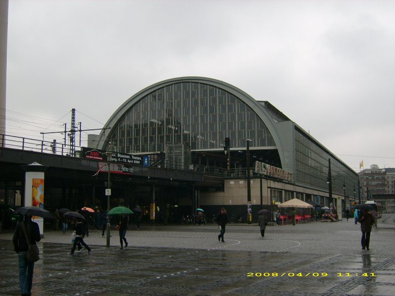 Portrait-Aufnahme des Bahnhofs Berlin Alexanderplatz. Fotografiert am 09.04.08.