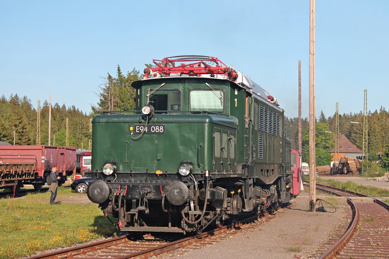 Portrait von der E94 088 (194 088-1/ex. ÖBB 1020 010-3) der EZW 