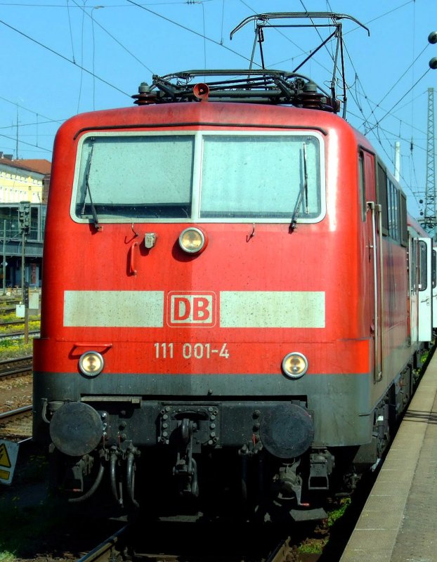 Portrait der ersten Lok der Baureihe 111 am 22.04.2007 als RB nach Ingolstadt Hbf auf Gleis 109 des Regensburger Hbf.