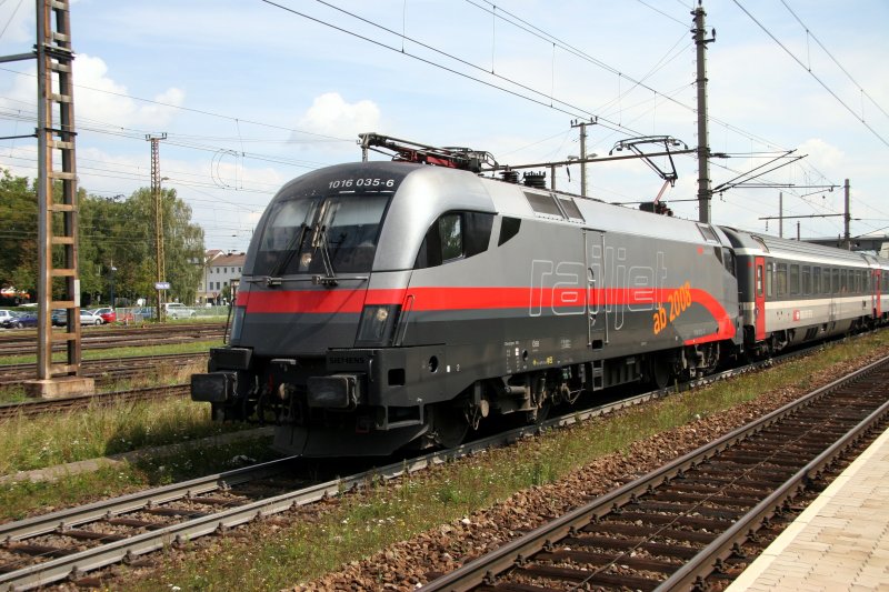 Portrait der Railjet Designvariante Spirit of Linz (1016 035) aufgenommen vor dem EC162 am 31. Juli in Wels.