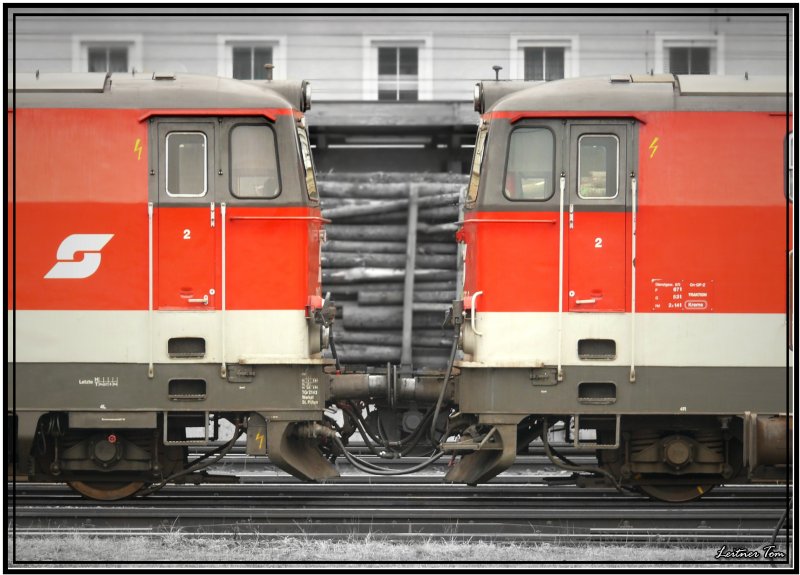 Portraitaufnahme der Dieselloks 2143 050 + 075 im Bahnhof Knittelfeld
30.1.2008
