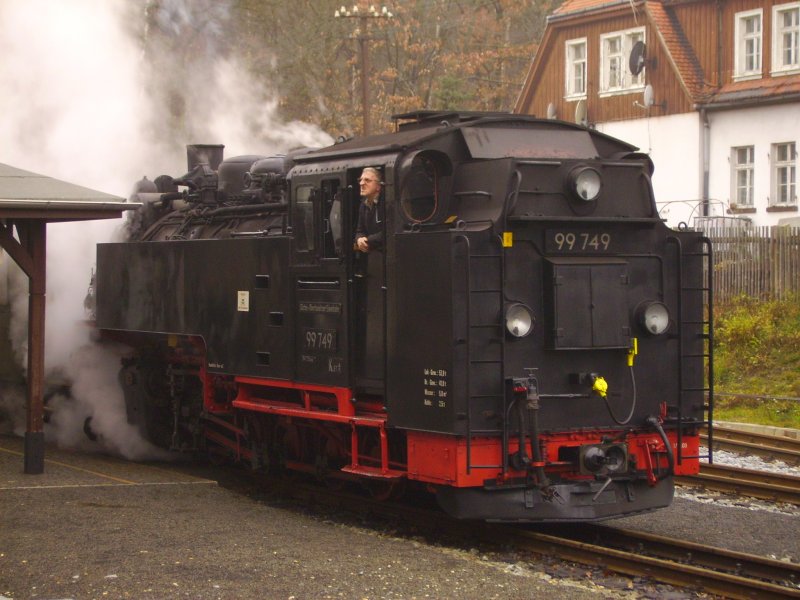 Portraitfoto der 99 749 im Bahnhof Bertsdorf.
Der Lokf�hrer dachte sich wohl auch in diesem Moment:  Is des hoit' wiedor een Sauweddoa!  ;-)
(23.12.2006)