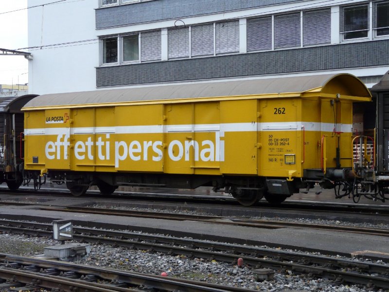 Post - Abgestellter Postwagen 50 85 00-33 262-4 588-3 mit Werbespruch   effetti personali   im SBB Bahnhof von St.Gallen am 11.11.2007