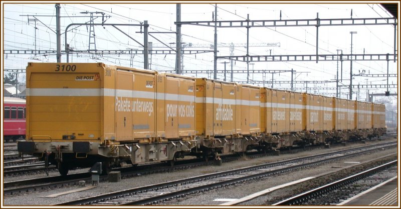 Postcontainer wechseln in Landquart zum Teil auf die Rhtische Bahn. (23.12.2007)