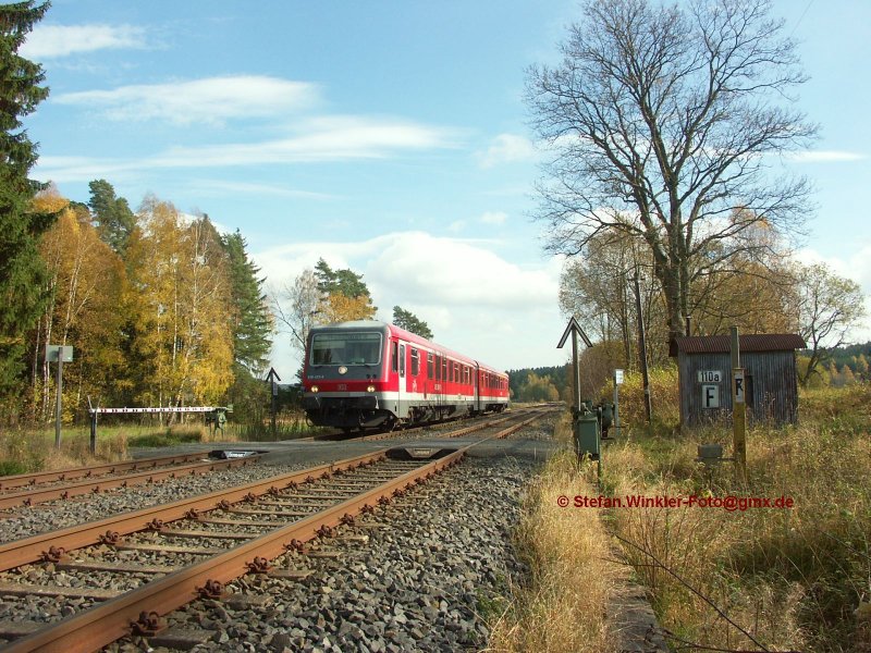 Posten 110a ist ein absolutes Kleinod an der Strecke Neuenmarkt-Wirsberg - Mnchberg - Hof. Leider wusste ich jahrzentelang nichts von dieser Stelle. Was wrde ich fr vergleichbare Bilder mti 211, 218 und 614 und 798 geben.....  Hier kommt durch die Herbstlandschaft ein 628 in sdlicher Richtung angefahren.

Auch das wird sich ndern, wenn ab 2011 die Hamburger Hochbahn das Dieselnetz Oberfranken mit Regiosprintern bedient. Aber ob es dann hier immer noch so aussieht wie am 21.10.2008 - wer weiss?

Viele weitere Motive aus Oberfranken ab 1980 in meiner Sammlung. Verwendungserlaubnis ber direkte Anfrage.