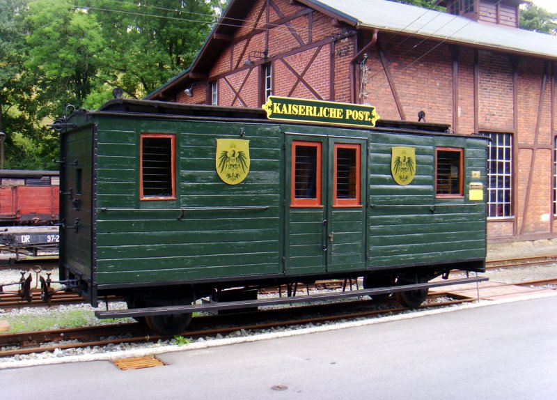Postwagen 1700 der Kaiserlichen Post vor dem Lokschuppen des Schsischen Schmalspurbahn-Museums in Rittersgrn, am 04.08.2008