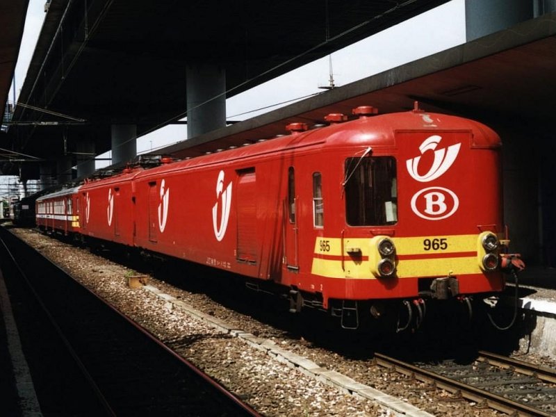 Postzug 965 auf Bahnhof Charleroi Sud am 19-5-2001. Bild und scan: Date Jan de Vries.