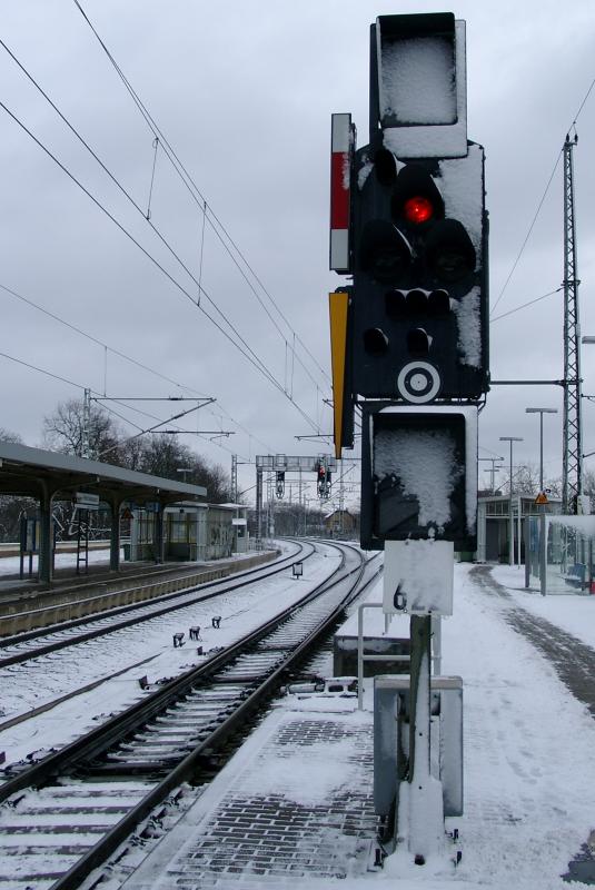 Potsdam Park Sanssouci mit teilweise zugeschneitem Ks-Signal P 622 am durchgehenden Hauptgleis Magdeburg - Berlin. Die 1200er Weiche wird im abzweigenden Strang mit 140 km/h befahren und liegt abgez�unt am Bahnsteig. 