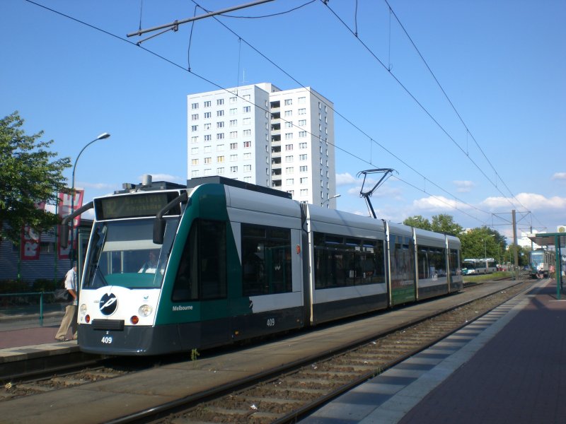 Potsdam: Stra�enbahnlinie 92 nach Bornstedt Kirschallee an der Haltestelle Am Stern Johannes-Kepler-Platz.