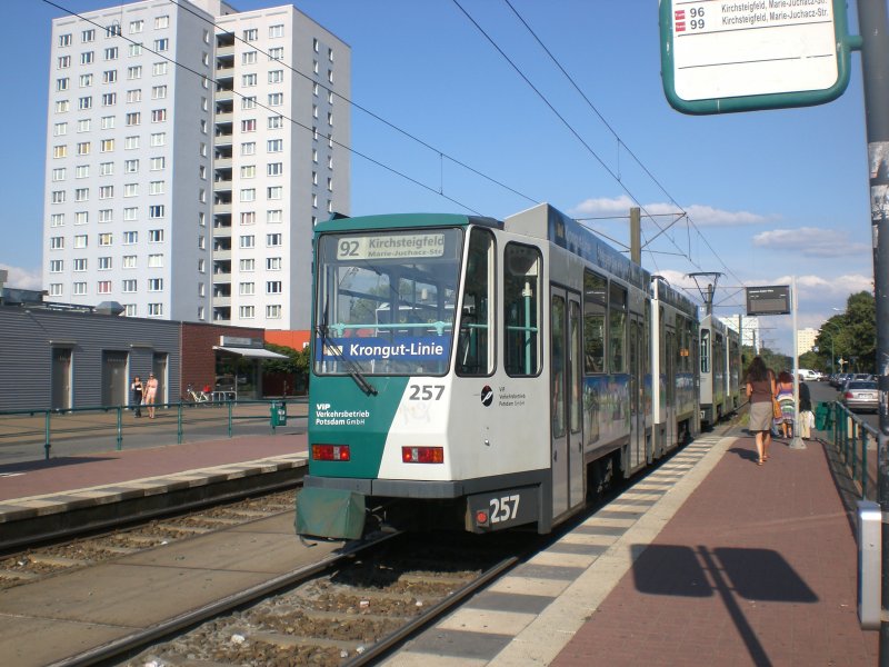 Potsdam: Straenbahnlinie 92 nach Kirschsteigfeld Marie-Juchacz-Strae an der Haltestelle Am Stern Johannes-Kepler-Platz.
