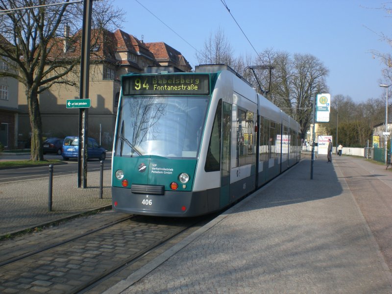 Potsdam: Straenbahnlinie 94 nach Babelsberg Fontanestrae an der Haltestelle Brandenburger Vorstadt Schlo Charlottenhof.