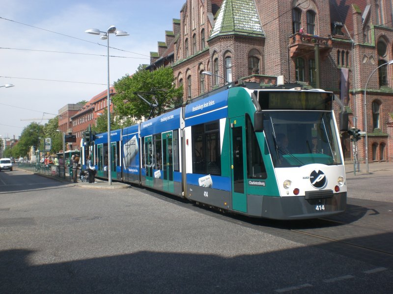 Potsdam: Straenbahnlinie 94 nach Babelsberg Fontanestrae an der Haltestelle Rathaus Babelsberg.