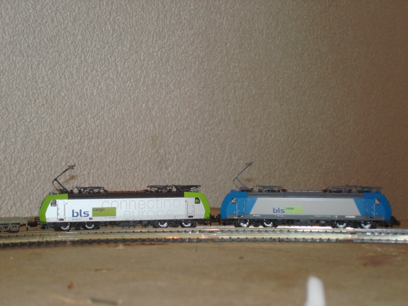 Powerpacket auf meiner provisorischen N-Anlage: Vorne die von Exclusive Models Wabu bemalte Fleischmann BR 185 525, diese leistet der Re 485 011 ,ebenfalls von Fleischmannn, Vorspann. 