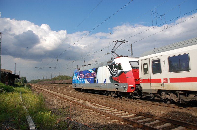 Prchtiges Farbenspiel: DB 101 070-1  Die Adler Mannheim  am 17.08.2007 in Recklinghausen Sd. Hier sehr schn zu sehen die Seite mit dem Adlerkopf.